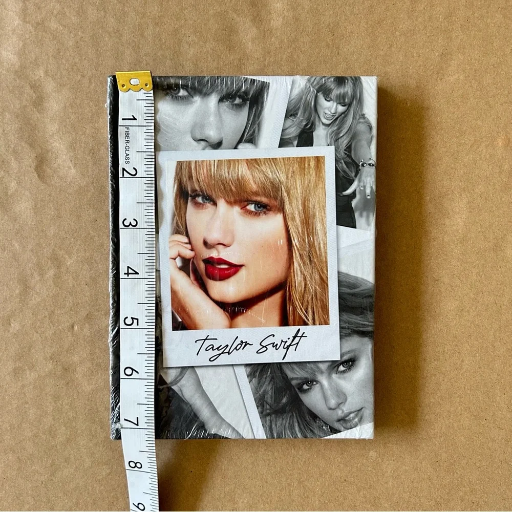 Taylor Swift Collectible Hardcover Book Taylor Swift Spotlight On A Legend Book - Picture 10 of 12